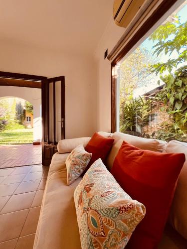sala de estar con sofá y ventana grande en Casona Margarita en Concordia