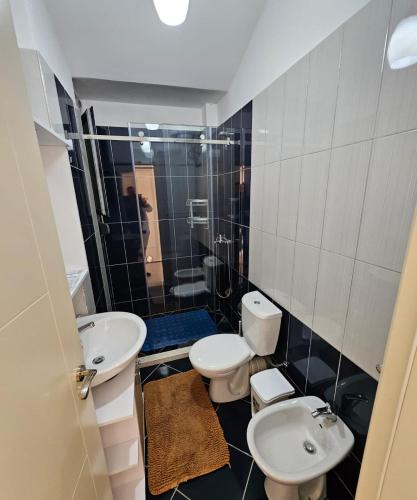 a small bathroom with two toilets and a sink at Vacanze Pushime Albania in Radhimë