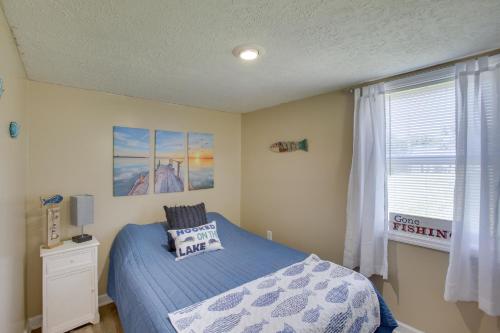 Un dormitorio con una cama azul y una ventana en Albany Family Lake Getaway Near State Parks! en Albany