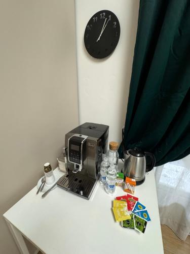 Utensilios para hacer té y café en Etere in Prati Rooms