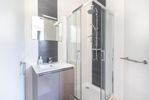 a bathroom with a glass shower and a sink at charmant T2 au bord de l'eau in Rochefort-sur-Loire