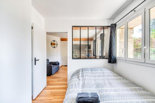 a bedroom with a bed and a window at charmant T2 au bord de l'eau in Rochefort-sur-Loire