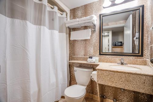 Un baño de Monte Carlo Inn Barrie - Newly Renovated