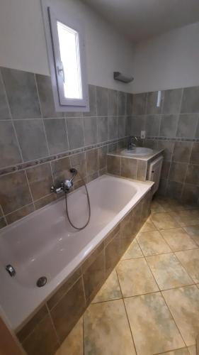 une salle de bain avec une baignoire et un lavabo dans l'établissement Villa La Folie Provencale, à Lorgues