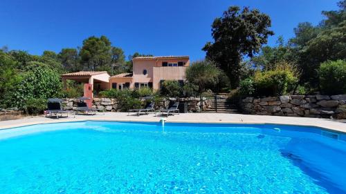 une grande piscine devant une maison dans l'établissement Villa La Folie Provencale, à Lorgues
