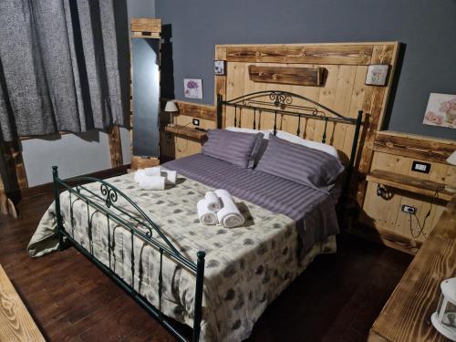 - une chambre avec un lit avec deux animaux rembourrés dans l'établissement Antico Casale, à Monteforte Irpino
