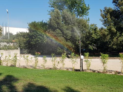 un arc-en-ciel dans un jardin avec un diffuseur dans l'établissement Antico Casale, à Monteforte Irpino