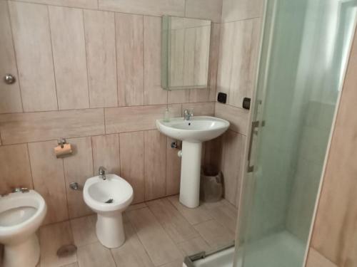 La salle de bains est pourvue d'un lavabo, de toilettes et d'une douche. dans l'établissement Antico Casale, à Monteforte Irpino