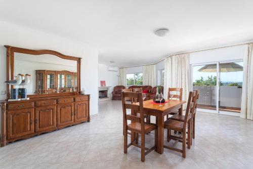 BnB Homes Large fully equipped Apartment with 2 bedrooms, swimming pool & patio
