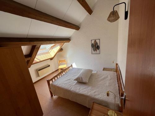 a bedroom with a large bed in a attic at Six Duplex à la montagne POMPIERY in Seyne
