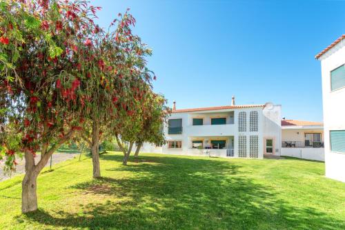 BnB Homes Large fully equipped Apartment with 2 bedrooms, swimming pool & patio