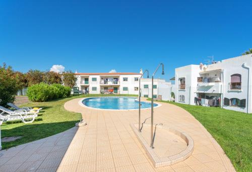 BnB Homes Large fully equipped Apartment with 2 bedrooms, swimming pool & patio