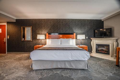 Una cama o camas en una habitación de Monte Carlo Inn Barrie - Newly Renovated