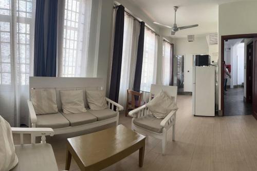 a living room with a couch and a table at Cozy 1BR in Downtown Phnom Penh BKK2 in Phnom Penh