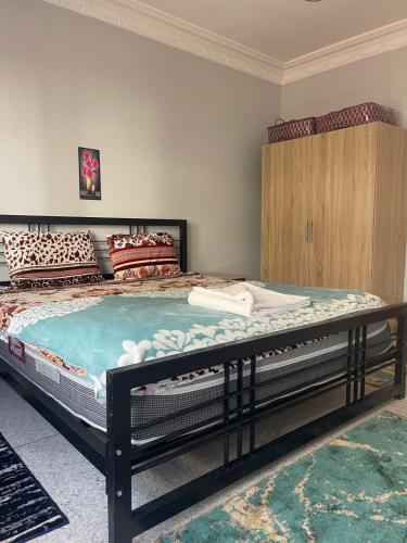 - une chambre avec un grand lit dans l'établissement Charmant appartement à Hassan, à Rabat