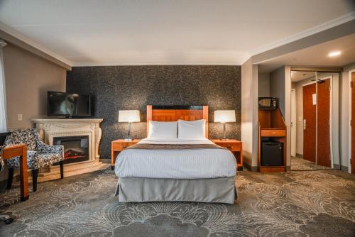 Una cama o camas en una habitación de Monte Carlo Inn Barrie - Newly Renovated