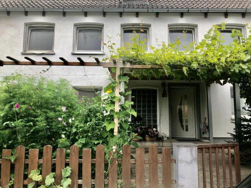 uma casa com uma cerca de madeira em frente em Penthouse em Braunschweig