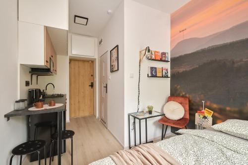 a small apartment with a kitchen and a bedroom at BLIŻEJ GÓR Jedlina-Zdrój. Apartament na 5 in Jedlina-Zdrój