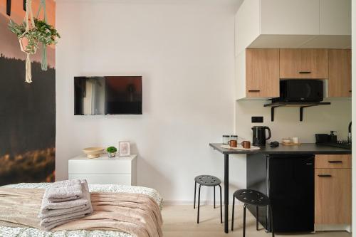 Ce petit appartement comprend une cuisine et une petite table. dans l'établissement BLIŻEJ GÓR Jedlina-Zdrój. Apartament na 5, à Jedlina-Zdrój