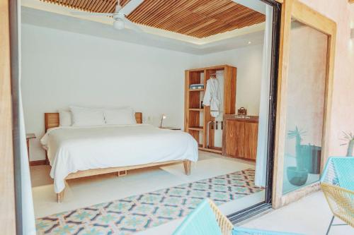 una camera con letto e porta scorrevole in vetro di Casa Pepe a Sayulita