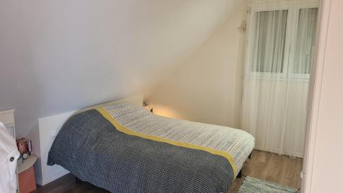 a small bedroom with a bed in a room at Casa DAMG in Loucelles