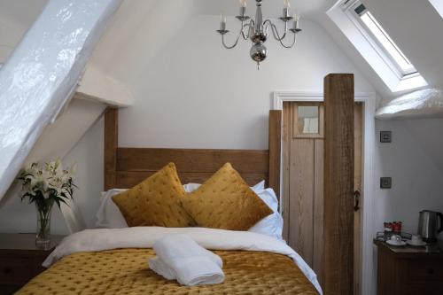 1 dormitorio con 1 cama con 2 toallas en The Barrington Guesthouse Hotel, en Scarborough