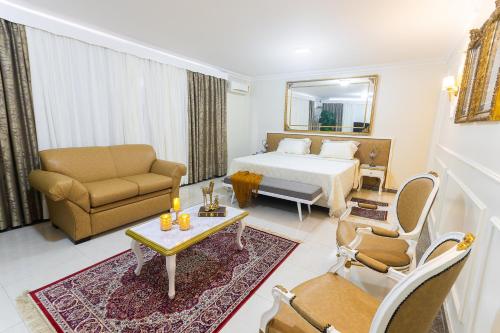 a hotel room with a bed and a living room at Hotel Dan Inn Ribeirão Preto By Nacional Inn in Ribeirão Preto
