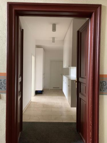 uma porta aberta para um quarto com um corredor em Ferienwohnung für kleine und große Reisegruppe em Dresden