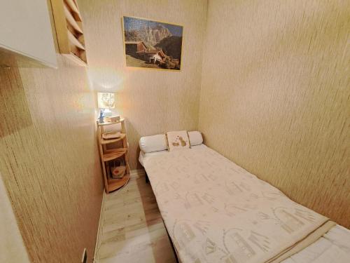 Cette petite chambre comprend un petit lit. dans l'établissement T2 Centre Barcelonnette avec Garage, Terrasse et Parc Privé - FR-1-165A-101, à Barcelonnette