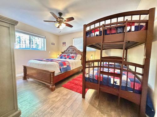 1 Schlafzimmer mit 2 Etagenbetten und einem Deckenventilator in der Unterkunft Patriots Corner in Forest Lakes Estates