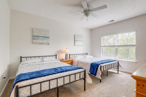 2 Betten in einem Schlafzimmer mit Deckenventilator in der Unterkunft Legends Resort Condo about 10 Mi to Boardwalk! in Myrtle Beach