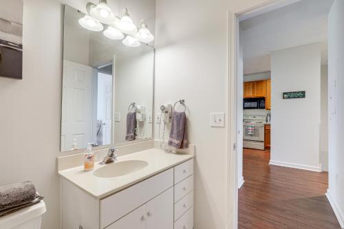 ein weißes Badezimmer mit einem Waschbecken und einem Spiegel in der Unterkunft Legends Resort Condo about 10 Mi to Boardwalk! in Myrtle Beach