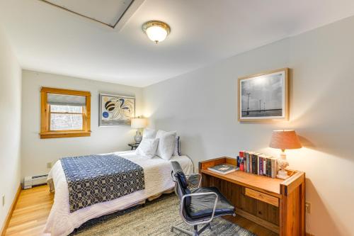 1 dormitorio con 1 cama y escritorio con silla en Chic Addison Home with Fire Pit on 8 Private Acres!, en Milbridge