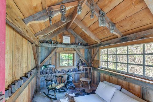 Χώρος καθιστικού στο Chic Addison Home with Fire Pit on 8 Private Acres!
