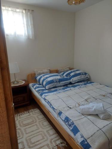 1 dormitorio con 1 cama con sábanas azules y blancas en Nadmorskie Apartamenty, en Ustka