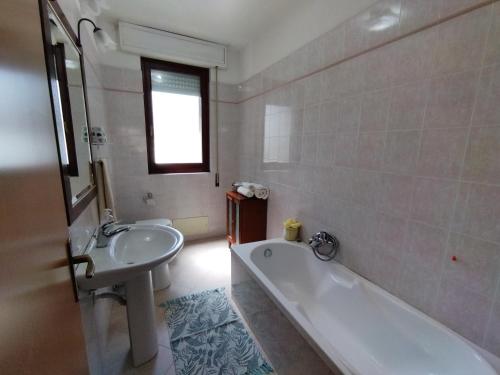 La salle de bains est pourvue d'une baignoire, d'un lavabo et d'une baignoire. dans l'établissement Casa Is Calitas, à Solèminis