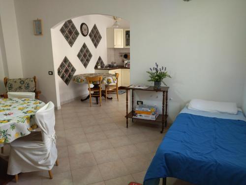 - un salon avec deux lits et une table dans l'établissement Casa Is Calitas, à Solèminis