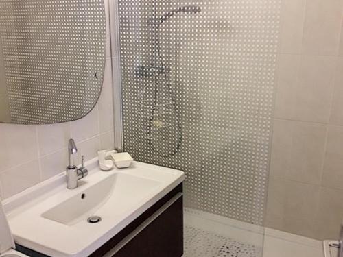 une salle de bain avec une douche avec un lavabo et une douche dans l'établissement T2 avec Grande Loggia, Parking, Proche Plage et Commerces à La Favière - FR-1-610-68, à Bormes-les-Mimosas