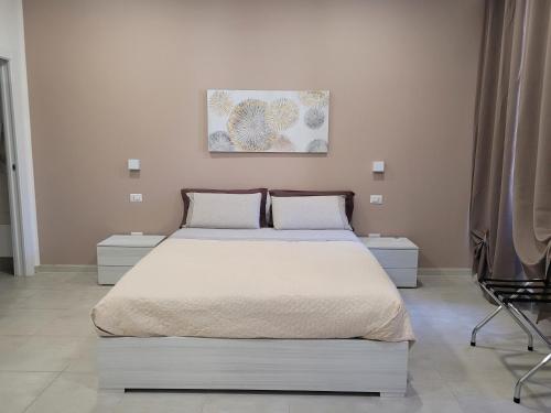 1 dormitorio con 1 cama grande y 2 almohadas en Domo Azuni en Sassari