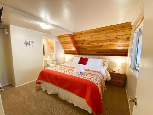 um quarto com uma cama grande e uma parede de madeira em Skyline Chalet em Forest Lakes Estates