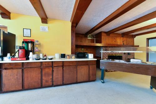 een grote keuken met houten kasten en een aanrecht bij Americas Best Value Inn Suites South Boston in South Boston