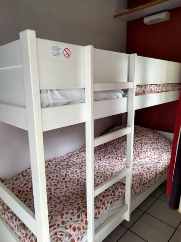 Ce dortoir comprend 2 lits superposés blancs. dans l'établissement Appart 4 à 5 Pers face au golf 700m de l'océan, à Moliets-et-Maa
