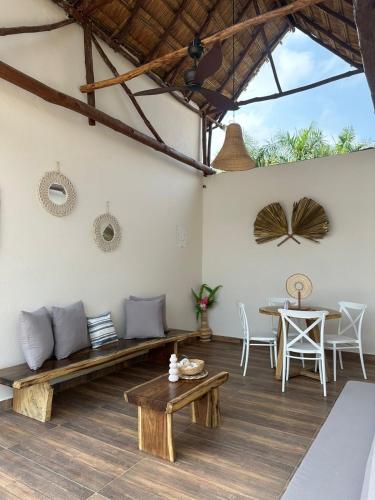 a living room with a bench and a table at Coral De Fuego Isla Fuerte in Isla Fuerte