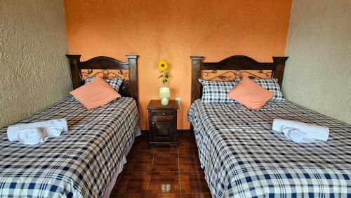 Una cama o camas en una habitación de Paraíso en Atitlán