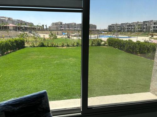 una finestra con vista su un cortile di Ain Bay Sokhna a Suez