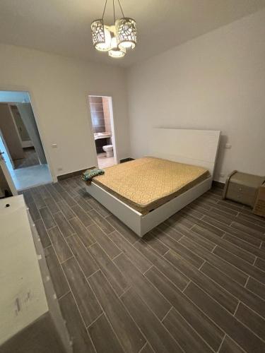 una camera con letto e pavimento piastrellato di Ain Bay Sokhna a Suez