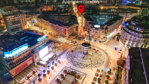 uma vista aérea de uma cidade à noite em Central Apartments Skopje em Skopje