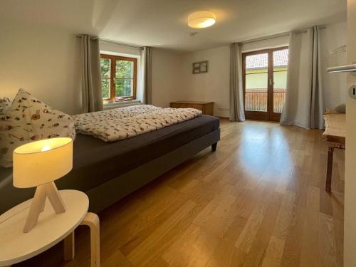 una camera con letto e tavolo con lampada di Holiday apartment lucky guy a Oberstaufen