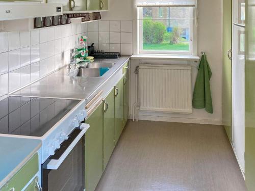 Dapur atau dapur kecil di Holiday home KARL GUSTAV III