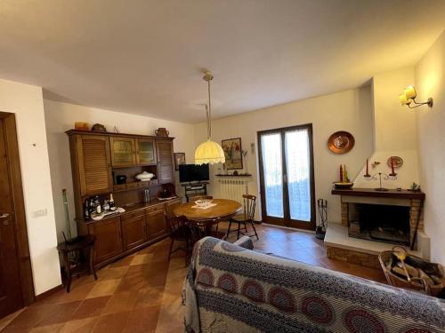 ein Wohnzimmer mit einem Sofa und einem Tisch in der Unterkunft Il Giardino di Marisa in Pescocostanzo